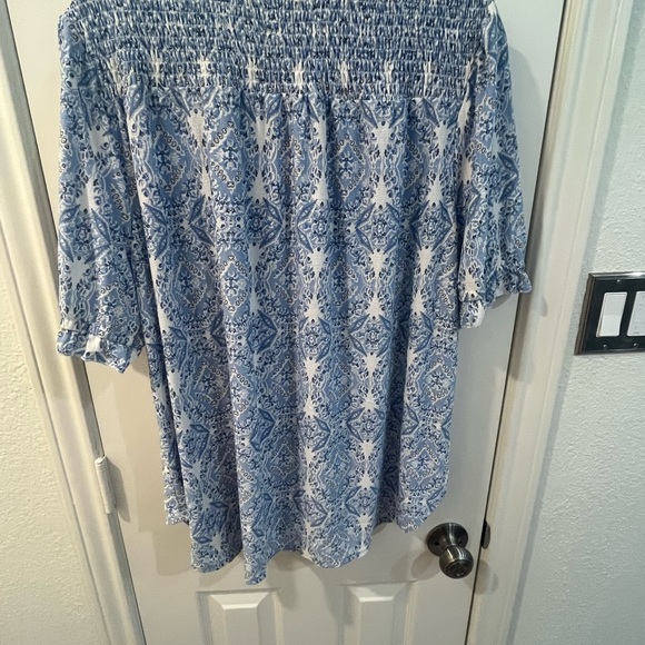 Mellody short sleeve blue geo pattern blouse- 1X- New Without Tags - Picture 5 of 5